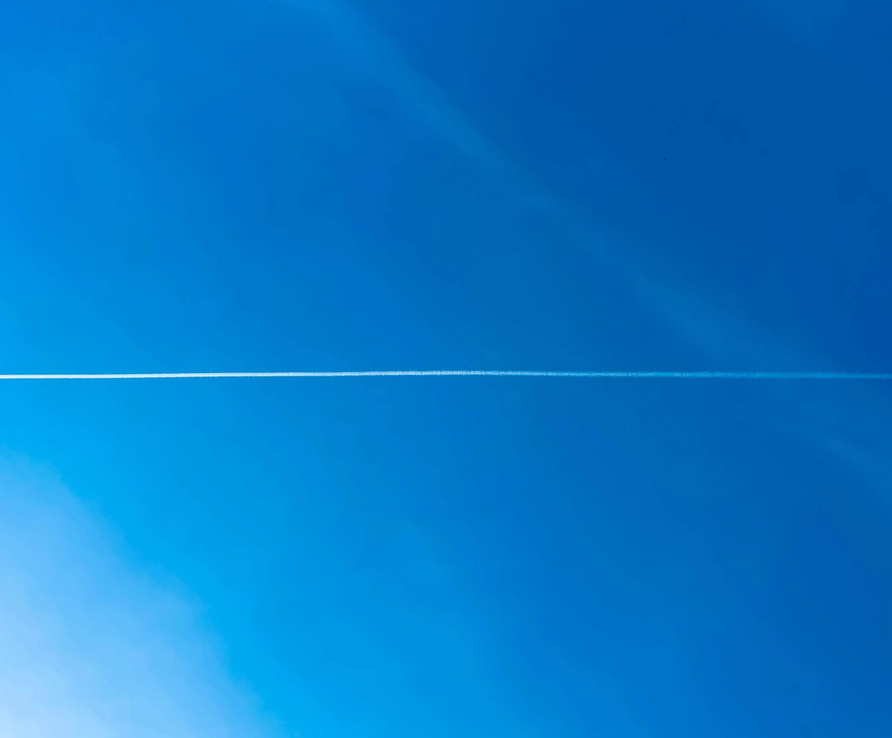 Un cielo attraversato dalla scia di un aereo